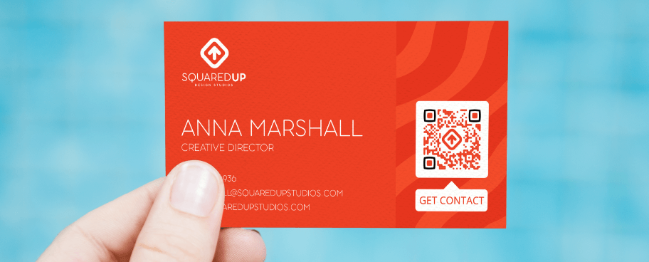 QR Code auf einer Visitenkarte, der das Speichern von Kontaktinformationen auf einem Smartphone erleichtert.