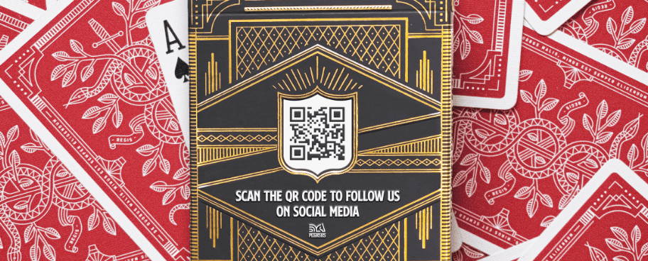 QR Code auf einem Kartenspiel, der Nutzende direkt mit den Social-Media-Kanälen eines Unternehmens verbindet.