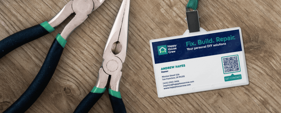 QR Code auf einem Ausweis, der Betrachtende zum Scannen auffordert, um auf Kontaktdaten zuzugreifen.