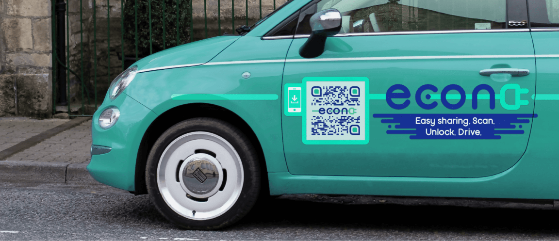 Ein QR Code mit Econ-Logo auf einem türkisen Auto.