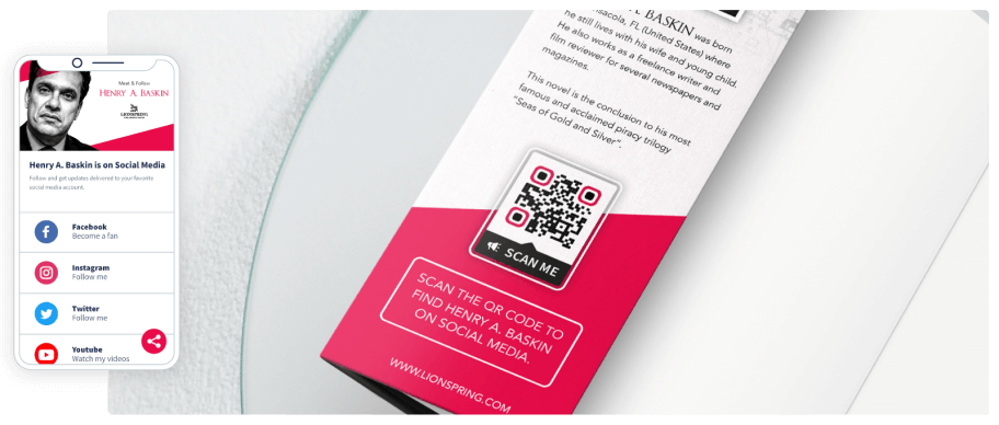 Eine rosafarbene und weiße Broschüre mit einem QR Code neben einem Smartphone, das Social-Media-Icons anzeigt.