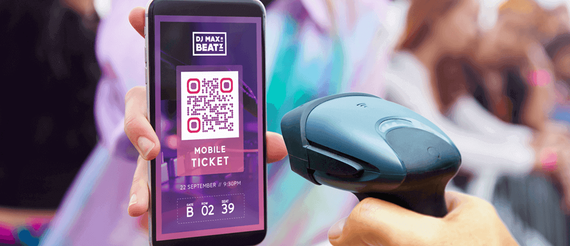 Ein Festivalbesucher zeigt ein QR-Code-Mobilticket vor, während jemand es mit einem Scanner einscannt.
