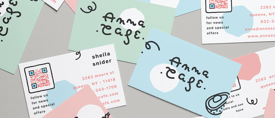 Die rosa, blauen und mintfarbenen Visitenkarten von Anna Cafe mit QR Codes auf den Rückseiten.