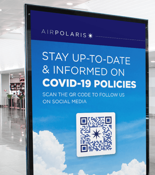 QR Code auf einem Airline-Display, der zum Scannen auffordert, um den Social-Media-Kanälen der Airline zu folgen.