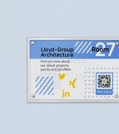 Bürotürschild mit einem QR Code, der beim Scannen alle Social-Media-Kanäle eines Unternehmens auf einer Seite verlinkt.