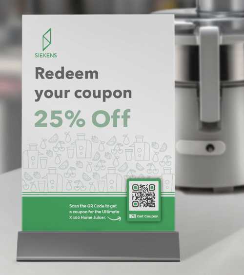 Tischaufsteller in einem Elektrogeschäft mit einem QR Code, der beim Scannen einen Coupon verlinkt.