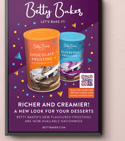Ein lilafarbenes Betty Baker-Plakat, das mit einem QR Code für Videorezepte mit Produkten der Marke wirbt.