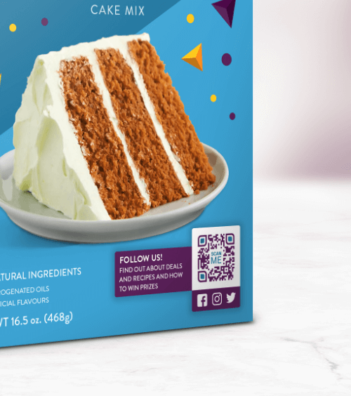 Eine blaue Verpackung für Backmischung mit dem Bild eines Kuchenstücks und einem QR Code.