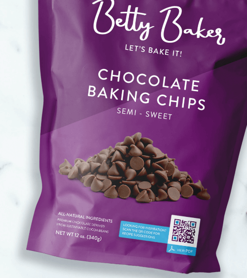 Eine violette Packung halbsüßer Schokoladenchips mit einem aufgedruckten QR Code.