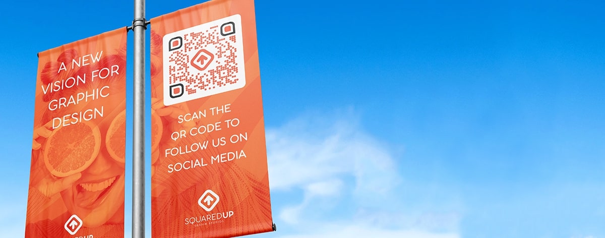 QR-Code-Idee auf einem Banner zum Bewerben der Social-Media-Profile eines Designstudios