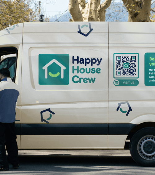 Werbung auf dem Fahrzeug eines Gebäudedienstleisters kombiniert mit einem QR Code, der Informationen wie Geschäftszeiten, Serviceangebot und vieles mehr verlinkt.