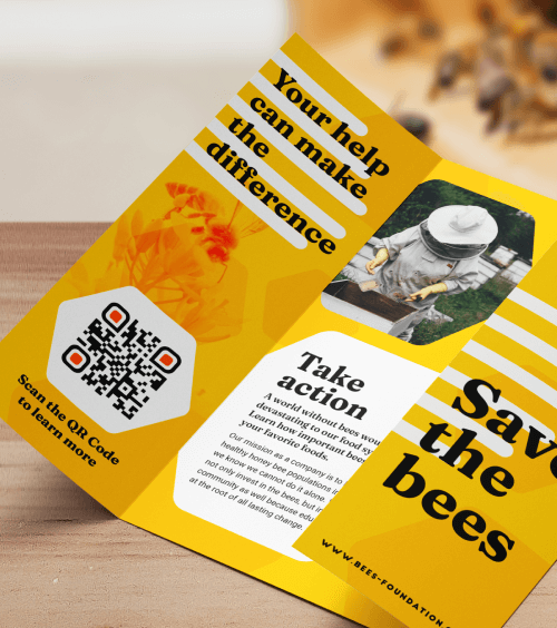 Broschüre einer Non-Profit-Organisation mit einem QR Code, der für mehr Informationen eine Webseite-URL verlinkt.