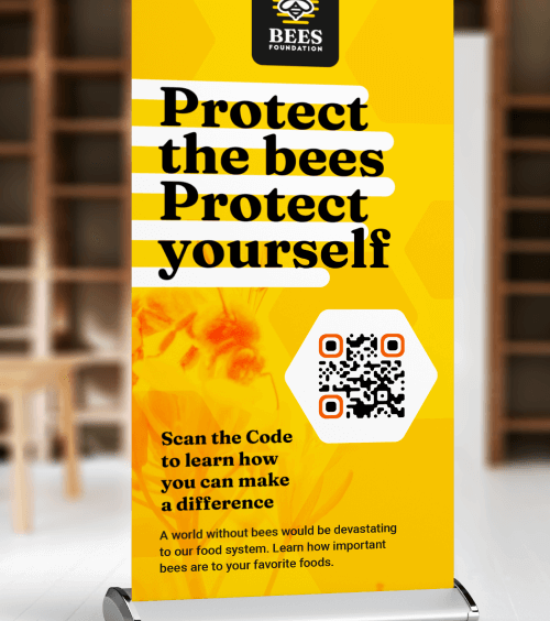 Tischaufsteller mit Werbung für eine Non-Profit-Organisation mit einem QR Code, der ihre Informationsbroschüre im PDF-Format verlinkt.