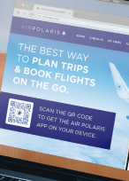 QR Code auf der Website einer Airline, der zum Scannen auffordert, um die Airline-App herunterzuladen.