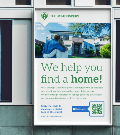 Outdoor-Plakat eines Immobilienmaklers mit einem QR Code, der eine Video-Playlist der verfügbaren Objekte verlinkt.