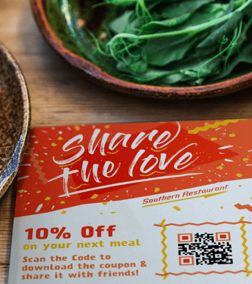 Werbeflyer eines Restaurants mit einem QR Code, der beim Scannen einen Rabatt-Coupon verlinkt.