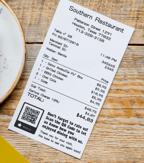 Rechnungsbeleg eines Restaurants mit einem QR Code, der Nutzer zum Abgeben einer Bewertung oder Feedback auffordert.