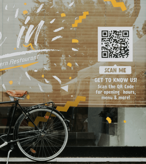 Restaurant-Fenster mit einem QR Code, der beim Scannen Geschäftsinformationen verlinkt.