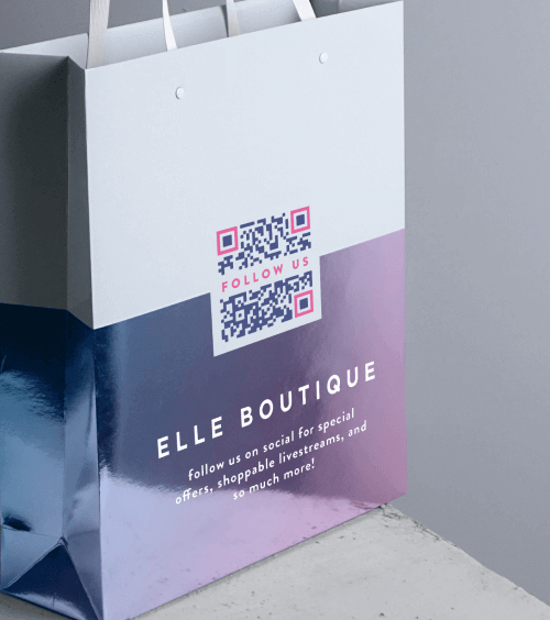 Einkaufstüte eines Einzelhandelsgeschäfts mit einem QR Code, der alle Social-Media-Kanäle verlinkt.