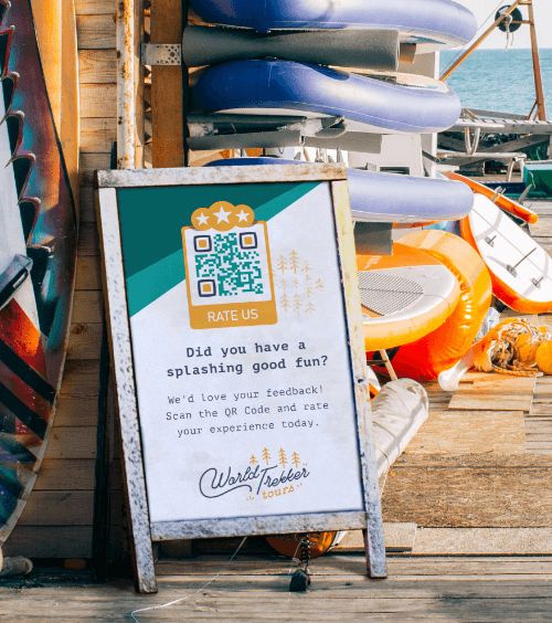 Plakatständer vor einem Paddleboard-Verleih mit einem QR Code zum Bewerten des Kundenerlebnis