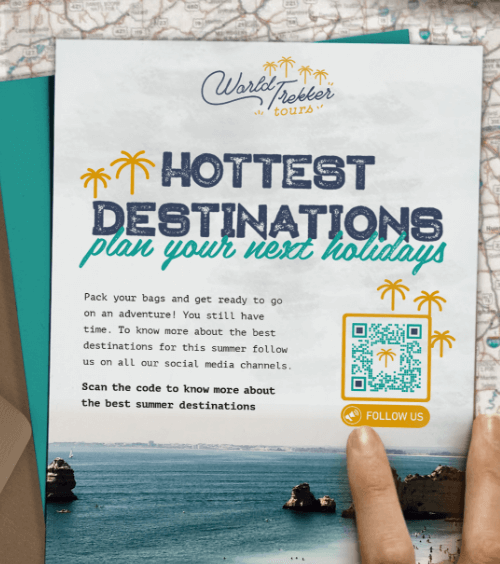 Postkarte von einer Reiseagentur mit einem QR Code zum Folgen ihrer Social-Media-Profile