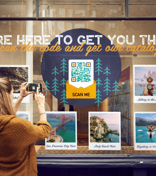 Eine Frau, die vor einem Reisebüro einen QR Code scannt, um einen Katalog im PDF-Format herunterzuladen
