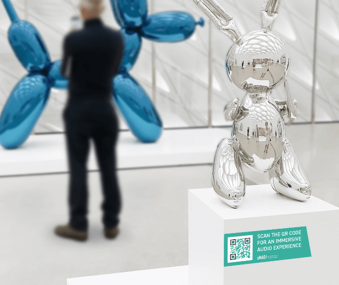 QR Code auf einer Statue zum Bewerben eines umfassenden Audioerlebnisses.