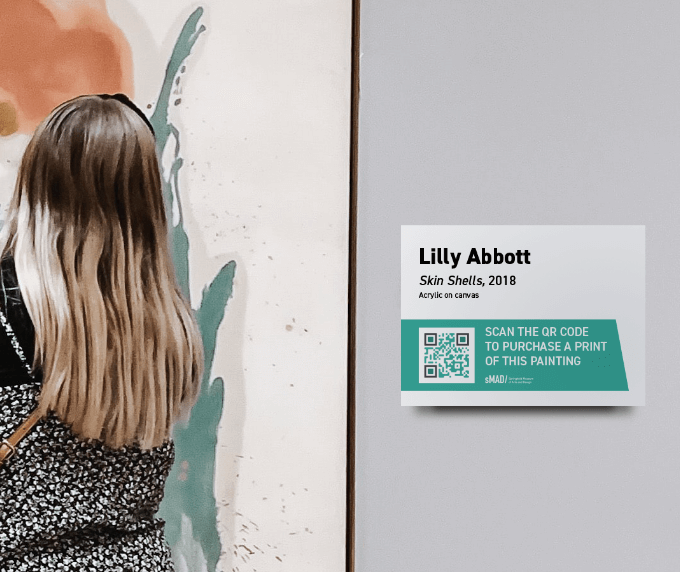 QR Code auf dem Ausstellungsschild eines Kunstwerks zum Bewerben entsprechender Kunstdrucke.