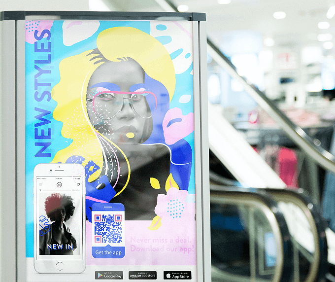 Banner eines Bekleidungsgeschäfts mit einem QR Code, der eine App im Apple App Store, Google Play Store und Amazon Appstore verlinkt.