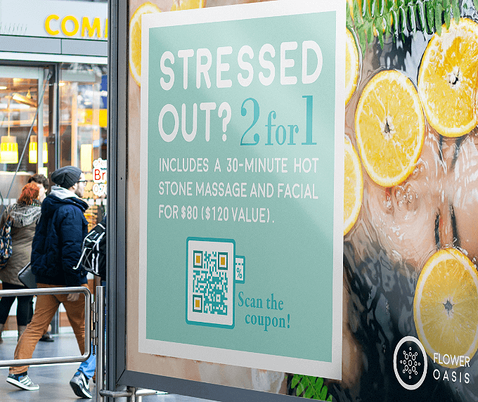 Außenplakat eines Spa- und Schönheitsstudios mit einem QR Code, der einen einzulösenden Gutscheincode enthält.