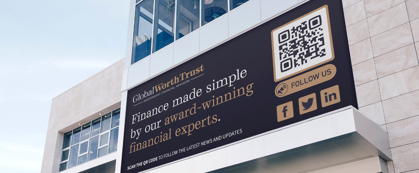 QR-Code-Idee auf der Plakatwand eines Finanzunternehmens.