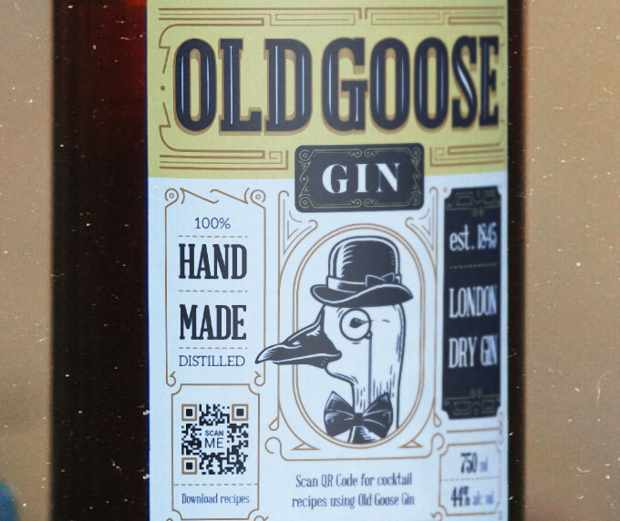 Ginflasche mit einem QR Code auf dem Etikett, der Cocktailrezepte in einer herunterladbaren PDF-Datei anzeigt.