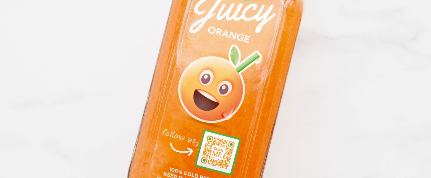 Etikett einer Saftflasche mit einem QR Code, der alle Social-Media-Profile auf einer Seite präsentiert.