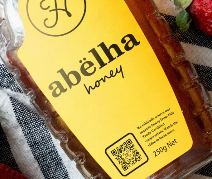 Etikett einer Honigflasche mit einem QR Code, der eine Videoplaylist über die regional produzierten Zutaten verlinkt.