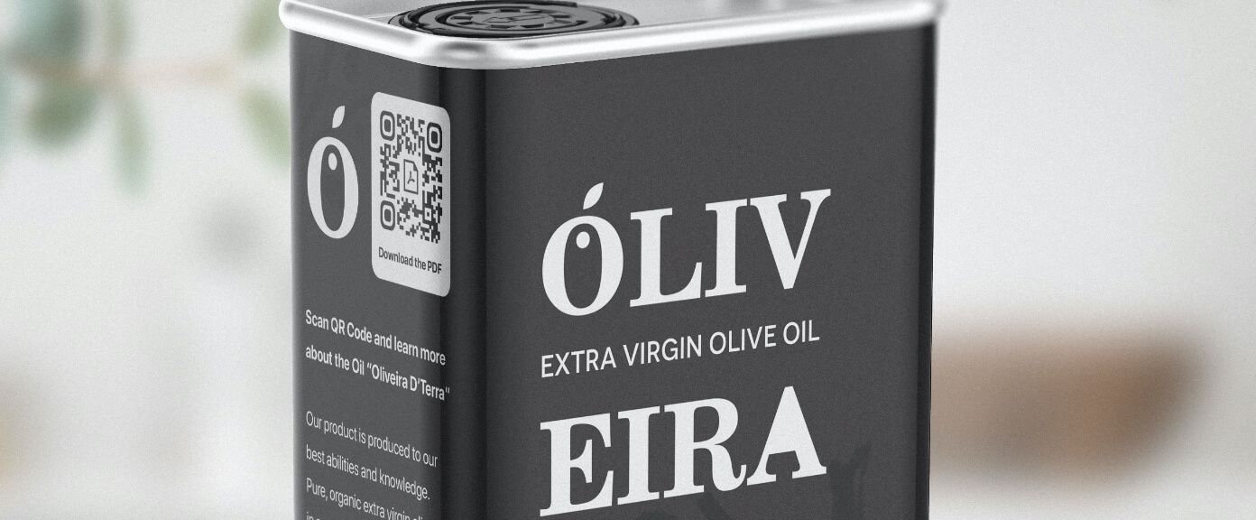 Etikett auf einer Dose Olivenöl mit einem QR Code, der mehr Informationen über das Produkt im PDF-Format verlinkt.