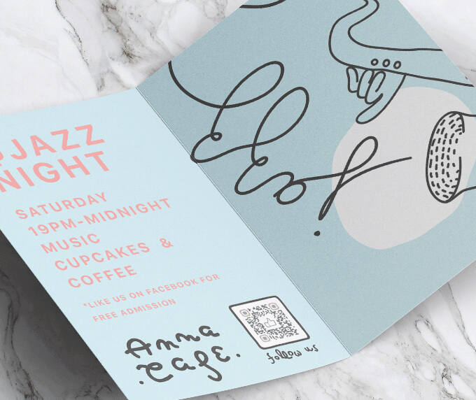 Event-Broschüre eines Cafés mit einem QR Code, der für mehr Follower und Likes dessen Facebook-Profil verlinkt.