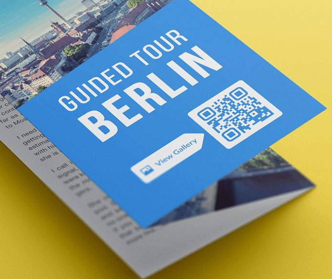 Broschüre eines Reisebüros mit einem QR Code, der die Sehenswürdigkeiten Berlins in einer Bildergalerie anzeigt.