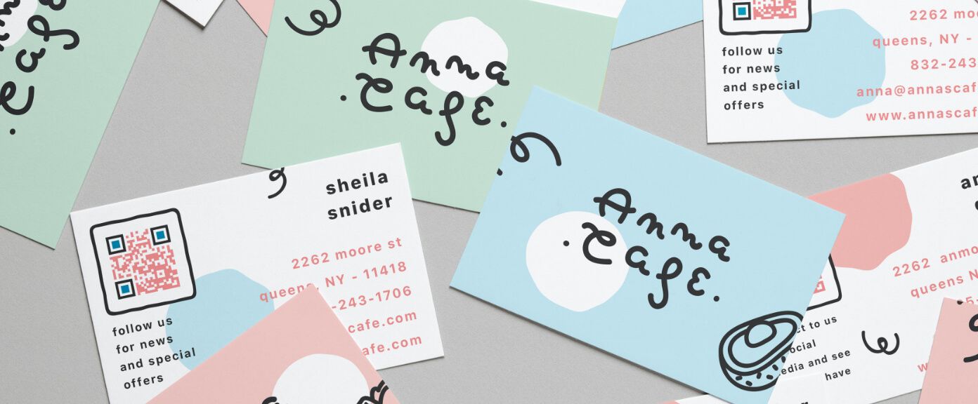 Die Visitenkarte eines Café-Besitzers mit einem QR Code, der alle Social-Media-Kanäle auf einer Seite präsentiert.