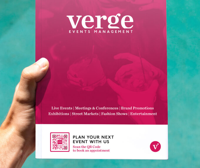 QR-Code-Idee auf dem Katalog einer Eventmanagement-Agentur.