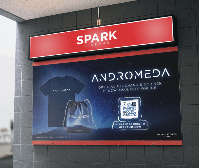 QR-Code-Idee auf einem Plakat am Kino zum Bewerben von Merchandise-Artikeln