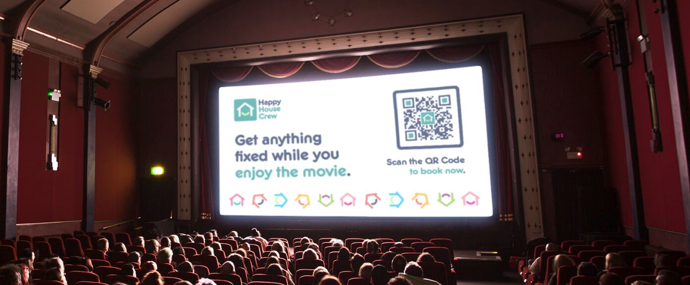 QR-Code-Idee in einer Kinowerbung für Reparaturdienstleistungen