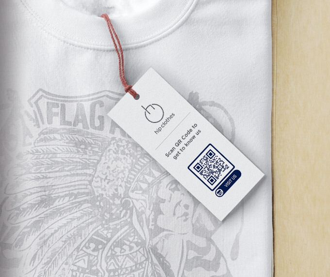 Anhänger an einem T-Shirt mit QR Code, der für mehr Follower und Likes eine Facebook-Seite verlinkt.