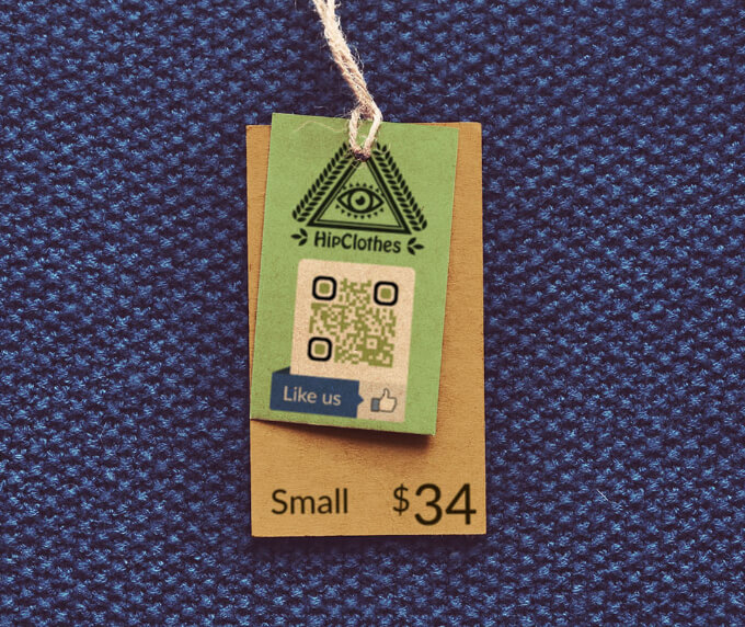 Kleidungsanhänger mit QR Code, der für mehr Follower und Likes eine Facebook-Seite verlinkt.