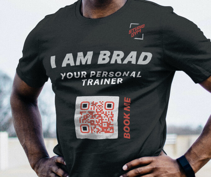 T-Shirt eines Personal Trainers mit QR Code, der eine Seite zur Online-Terminvereinbarung verlinkt.