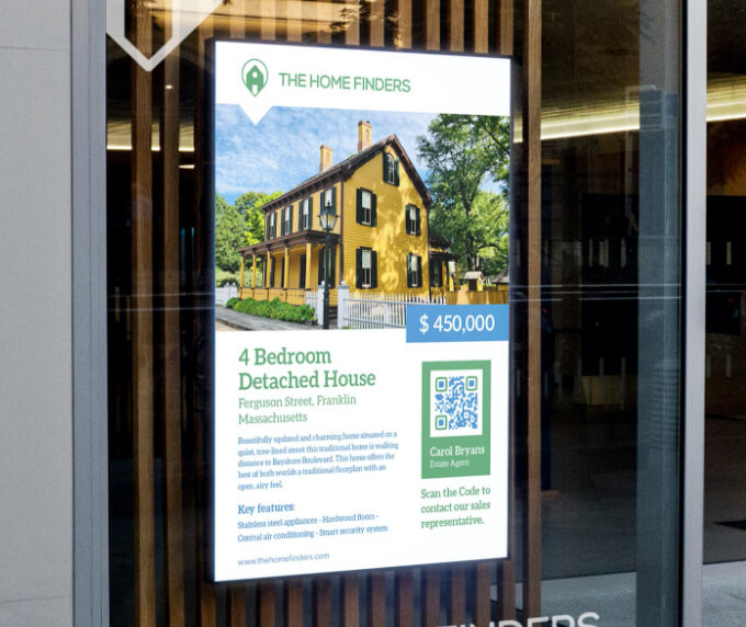 QR Code auf einer digitalen Werbetafel einer Immobilienagentur