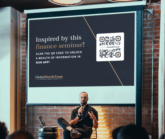 QR Code auf einer digitalen Werbetafel bei einem Finanzseminar