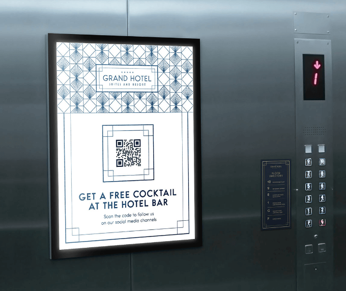 QR Code auf einer digitalen Werbetafel in einem Hotel-Fahrstuhl