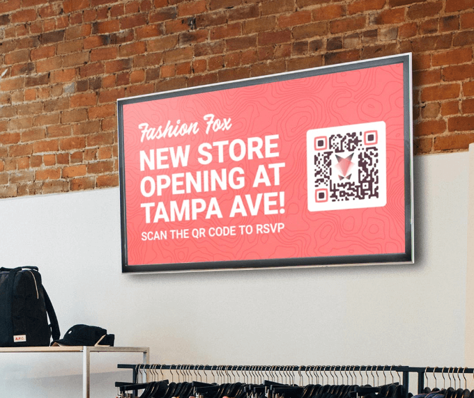 QR Code auf einer digitalen Werbetafel in einem Ladengeschäft