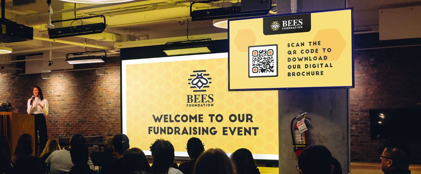 QR-Code-Idee auf einer digitalen Werbetafel bei einer Wohltätigkeitsveranstaltung
