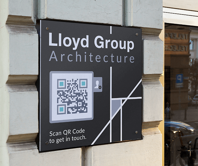 Gebäude-Schild eines Architekturbüros mit einem QR Code, der Kontaktinformationen im vCard-Format verlinkt.